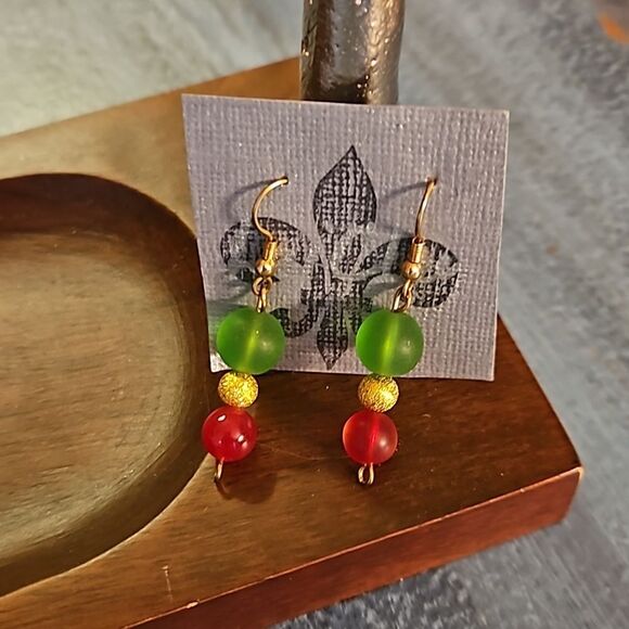 2 pair Hand Crafted Beaded Earrings - Picture 5 of 8